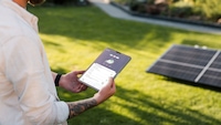 Eine Person nutzt die Orbit-App von Priwatt auf einem Tablet.