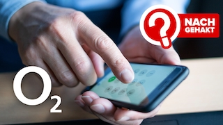 O2-Logo und Nachgehakt Störer im Vordergrund. Im Hintergrund tippt ein Zeigefinger auf ein Smartphone. Auf dem Display ist das Wählfeld zu sehen.
