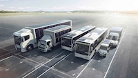 Eine Reihe LKW, Busse und Transporter mit integrierten Solar-Modulen