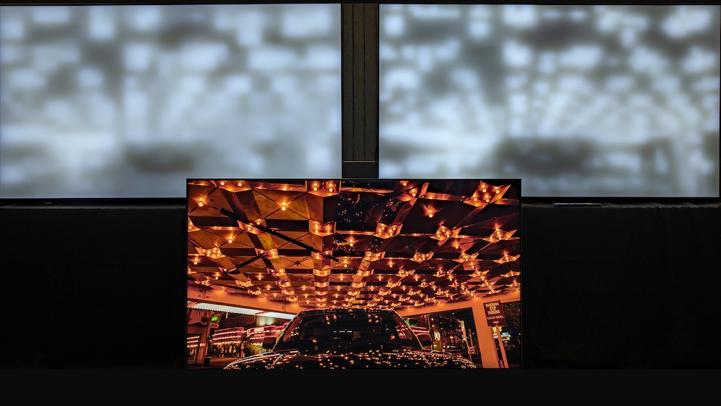 Bei den hinteren Fernsehern geben die LCDs ohne Bildinhalt den Blick auf ihre Backlights frei, links bisherige Mini-LED-Technik, rechts die vom Bravia 9 mit deutlicheren Konturen.