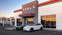 Tesla-Fahrzeuge vor einem Tesla-Store.
