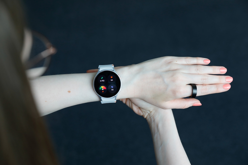 Samsung Galaxy Watch 7 am linken Handgelenk getragen. Auf der Uhr ist eine Übersicht der Gesundheitswerte zu sehen.