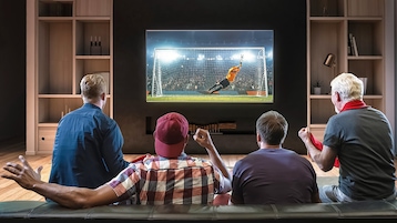 Ein guter Fernseher macht Fußball-Übertragungen zum Erlebnis.