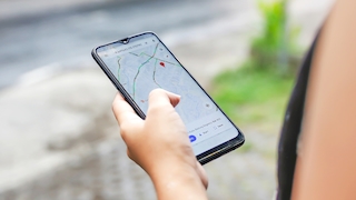 Eine Person nutzt Google Maps auf dem Smartphone.