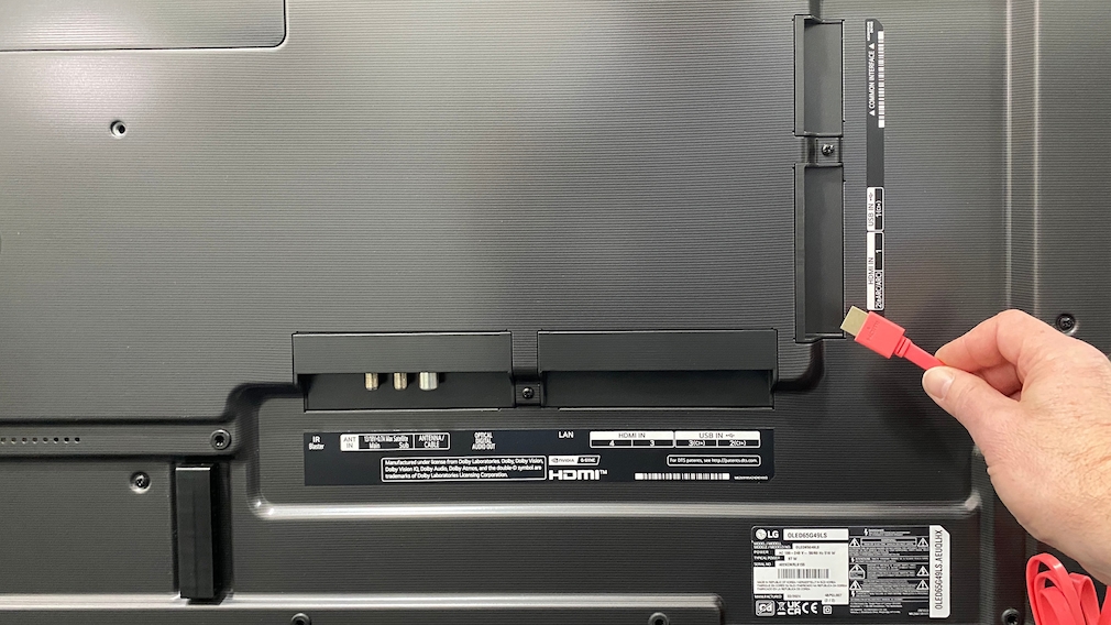 Der LG OLED G4 hat klar beschriftete, leicht zurückversetzte Anschlüsse, so dass die Verkabelung bei Wandmontage nicht im Weg ist.