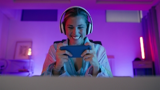Spielerin freut sich über ihren Handheld-PC
