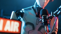 Ein Roboter spricht in ein Mikrofon.
