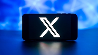 X auf einem Handy-Display