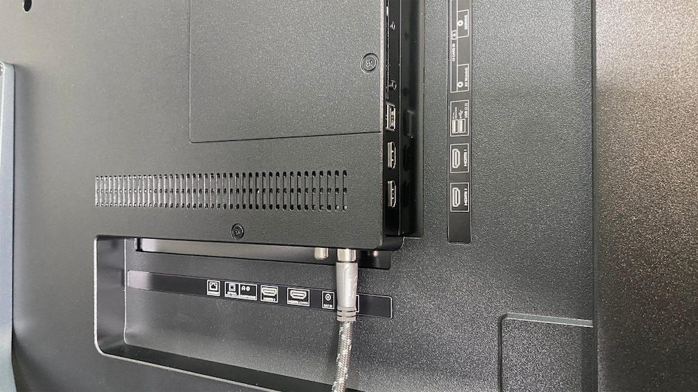 Mit Kopfhörerausgang und AV-Eingang ist der Sharp gut ausgestattet, zwei der vier HDMI-Eingänge verarbeiten die UHD-Auflösung mit bis zu 144 Hertz und VRR (HDMI 2.1).