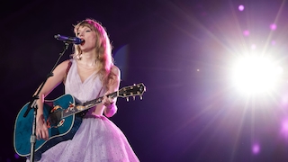 Taylor Swift singt und spielt Gitarre