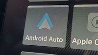 Android-Auto-Logo auf einem Bildschirm.