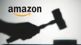 Amazon Logo neben Hammer