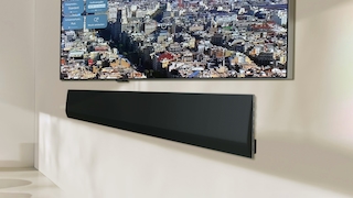 LG DSG10TY im Test: Die Soundbar passt perfekt zu flachen OLED-Fernsehern wie dem LG OLED65G4 im Bild.