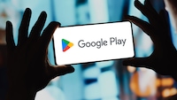 Google-Play-Store-Logo auf einem Smartphone.