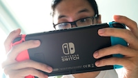 Eine Person spielt an einer Nintendo Switch