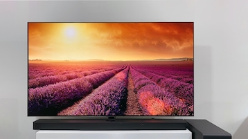 LG DS95TR im Test: Die Soundbar ist flach genug für die meisten Fernseher, rechts im Bild die Oberkante des zugehörigen Subwoofers.