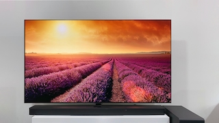 LG DS95TR im Test: Die Soundbar ist flach genug für die meisten Fernseher, rechts im Bild die Oberkante des zugehörigen Subwoofers.