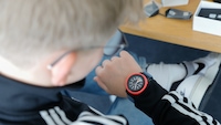 Kind trägt die Smartwatch Anio 6