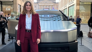 Tesla Cybertruck mit AUTO BILD-Redakteurin Antonia Partikel