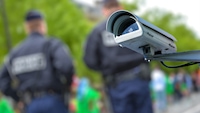 Überwachungskamera bei Polizeieinsatz