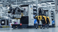 Robohund SpOTTO von Boston Dynamics in einem BMW-Werk.