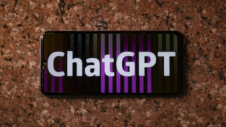 Smartphone mit ChatGPT-Logo