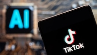 TikTok-Logo vor dem Schriftzug "AI", der für künstliche Intelligenz steht