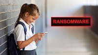 Schulmädchen mit einem Smartphone in der Hand. Neben ihr ist ein roter Kasten, in dem "Ransomware" steht