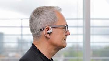 Shokz OpenFit Air im Test: Die Kopfhörer sind kaum spürbar, ideal für ganztägige Nutzung.