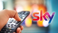 Fernbedienung und Fernseher mit Sky-Logo (Symbolbild)