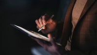 Person schreitb mit Apple Pencil auf iPad
