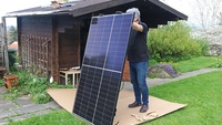 Mann hält Solarmodule