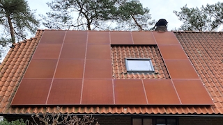 Farbige Solarmodule auf Hausdach