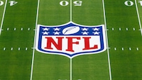 NFL-Logo auf einem Football-Feld.