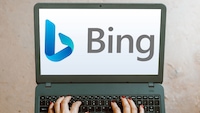 Bing-Logo auf einem Notebook-Display.