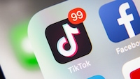 TikTok-App mit 99 Benachrichtigungen auf einem Display