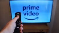 Person streamt Prime Video auf TV