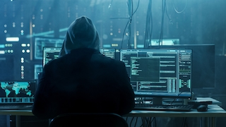 Hacker am Schreibtisch