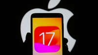 iPhone mit dem Logo von iOS 17. Im Hintergrund ist das Apple-Logo zu sehen