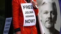 Aktivist protesiert für Freilassung von Julian Assange