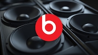 Beats-Logo vor Lautsprechern.