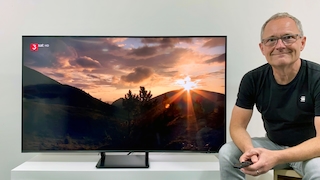Samsung Q70D im Test: Der Fernseher hat einen hellen wie farbstarken Bildschirm und ist umfangreich augestattet.