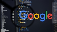 Google-Logo vor einem Programmcode.