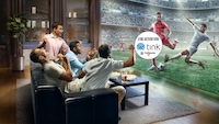 Ein paar Männer sehen sich im Wohnzimmer begeistert ein Fußballspiel an.
