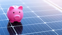 Sparschwein auf einem Solarmodul