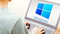 Windows-Logo auf einem Notebook-Bildschirm.