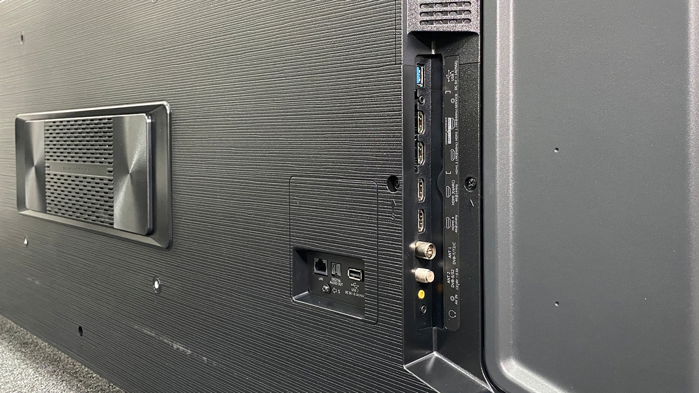 Der Hisense E77NQ Pro ist überdurchschnittlich gut mit Anschlüssen ausgestattet.