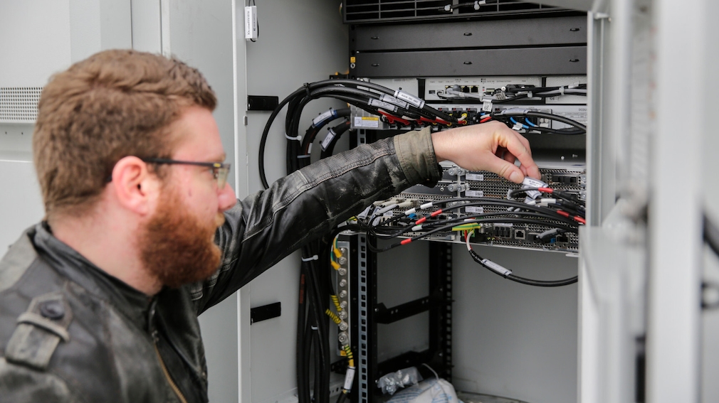 A COMPUTER BILD editor looks into an O2 transmitter. A COMPUTER BILD editor looks into an O2 transmitter.