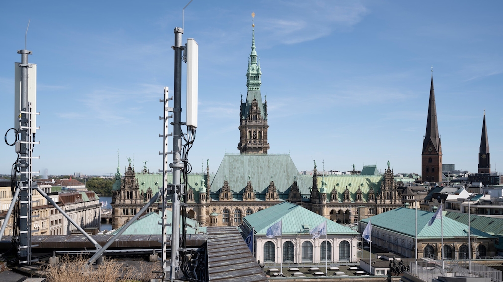 A 5G antenna on a Hamburg roof with a view of the town hall. A 5G antenna on a Hamburg roof with a view of the town hall.
