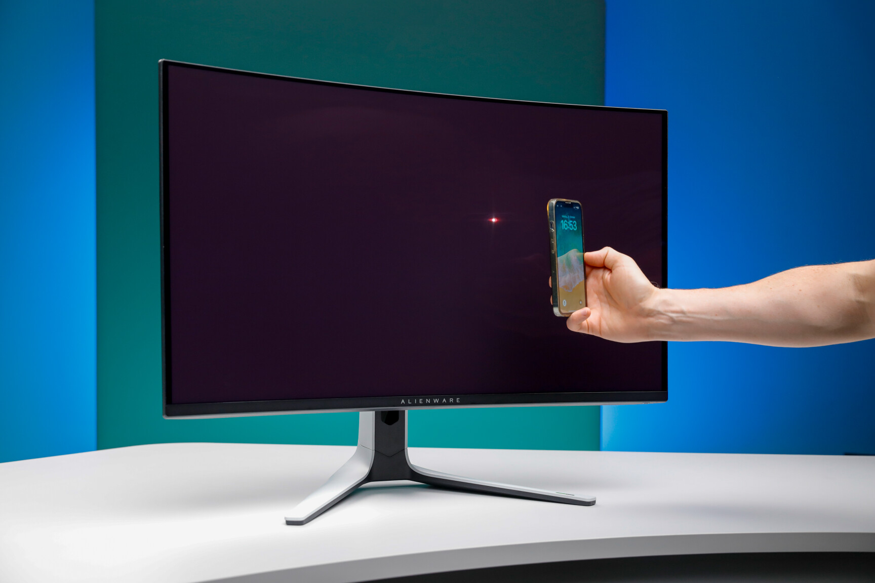 DELL Alienware 32 4K QD-OLED 表面に1mm程度傷あり The Alienware 32-Inch 4K QD-OLED monitor sets a new standard